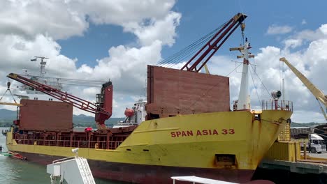 Ein-Großes-Frachtschiff-Mit-Schiffscontainern,-Das-Im-Hafen-Von-Davao-City-Anlegt