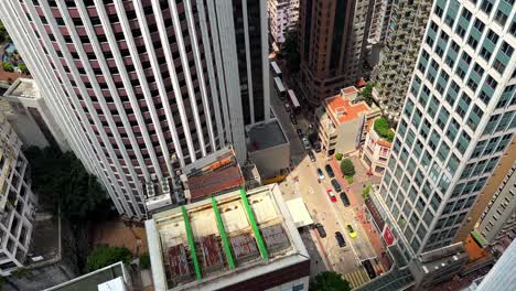 Blick-Aus-Der-Vogelperspektive-Auf-Den-Verkehr-Auf-Einer-Kleinen-Straße-In-Wan-Chai-Zwischen-Hopewell-Center-Und-Wolkenkratzern-Im-Betondschungel-Hongkongs