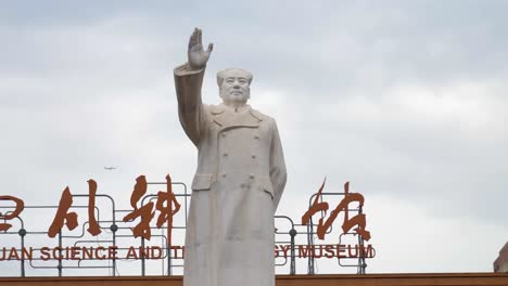 Still-shot-of-Mao-Zedong-President-statue-with-background-title-of-Sichuan-Science-and-Technology-Museum-at-Tianfu-Square,-Chengdu-China
