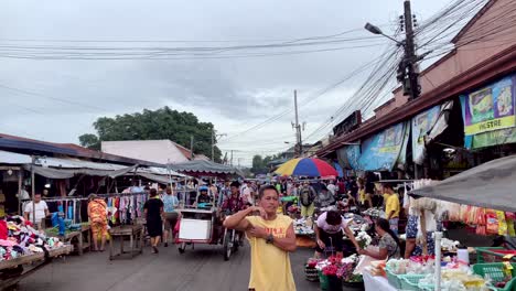 Vendedores-Y-Compradores-Pueblan-Las-Bulliciosas-Calles-De-La-Ciudad-De-Davao,-Hogar-Del-Mercado-Público-Más-Grande-De-Filipinas.