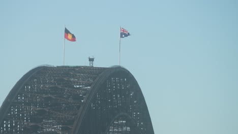 Zwei-Flaggen-Wehen-Auf-Der-Australischen-Hafenbrücke-In-Sydney.-Aborigines-Und-Union-Jack-Nebeneinander-Während-Des-Naidoc.-Kein-Dritter-Fahnenmast