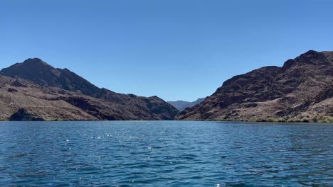 Blauer-Himmel-Und-Glitzerndes-Blaues-Wasser-Des-Colorado-River-Entlang-Der-Eldorado-Berge-In-Nevada,-USA