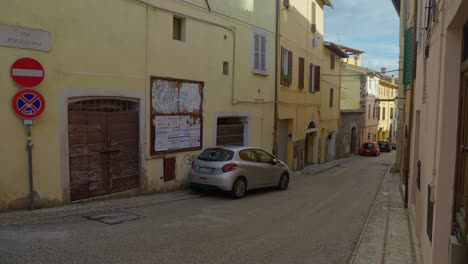 Fahrzeug-Fährt-Durch-Die-Engen-Gassen-Der-Antiken-Stadt-Spoleto-In-Perugia,-Italien