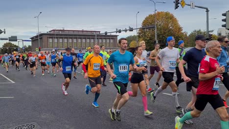 big-crowd-of-runner-is-running-past-Turu-road-in-Tartu-Estonia