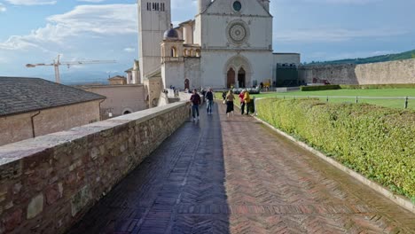Wallfahrt-In-Der-Oberkirche-San-Francesco-In-Assisi,-Umbrien,-Italien