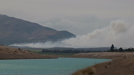 Humo-Espeso-Que-Se-Eleva-Desde-Un-Incendio-Activo-En-El-Lago-Pukaki,-Nueva-Zelanda,-En-Septiembre-De-2023