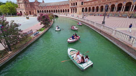 Boote-Auf-Dem-Künstlich-Angelegten-Fluss-An-Der-Plaza-De-Espana-–-Ultrazeitlupe