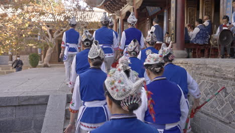 Grupo-étnico-Minoritario-Que-Realiza-Danzas-Tradicionales-En-Yunnan,-China