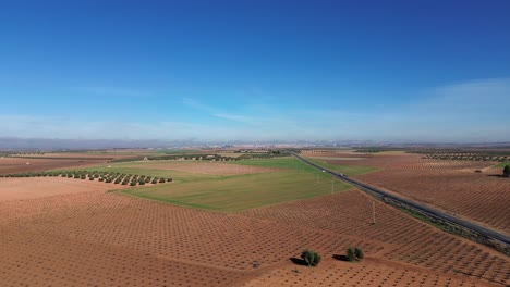 Paisaje-De-Campo-De-Cultivo-Con-Carretera-Con-Vehículos-Desde-La-Vista-De-Drones