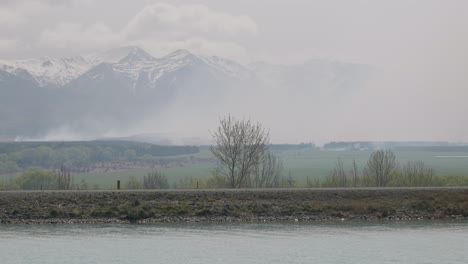 Thick-smoke-from-Pukaki-Downs-Scrub-fire-obscuring-snow-covered-mountains