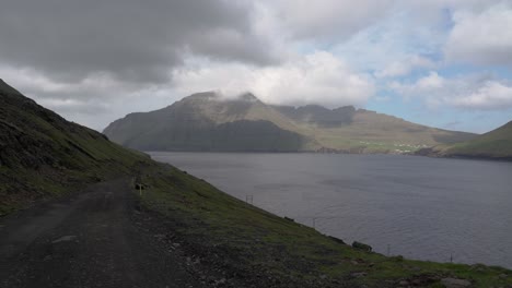 Panoramablick-Von-Múli-Nach-Vidoy-Auf-Den-Färöer-Inseln-An-Einem-Bewölkten-Grauen-Tag-–-Schwenkaufnahme