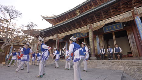 Personas-De-Minorías-étnicas-Realizando-Danzas-Tradicionales-En-Yunnan,-China.