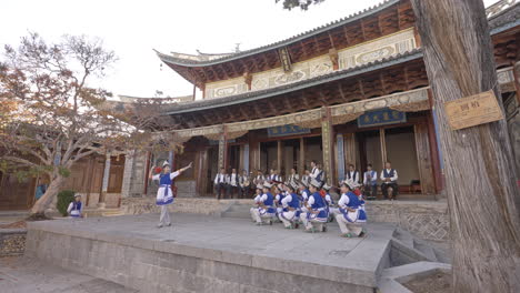 Grupo-étnico-Bai-Interpretando-Canciones-Y-Danzas-Tradicionales-En-Yunnan,-China