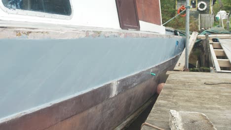 Altes-Boot-Wird-Zu-Einem-Mit-Grauer-Grundierung-Gestrichenen-Tauchsafari-Umgebaut