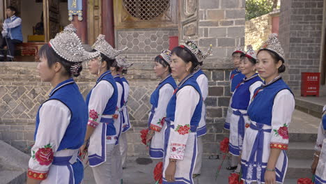 Mujeres-De-La-Minoría-étnica-Bai-Preparándose-Para-La-Danza-Tradicional-En-Yunnan,-China