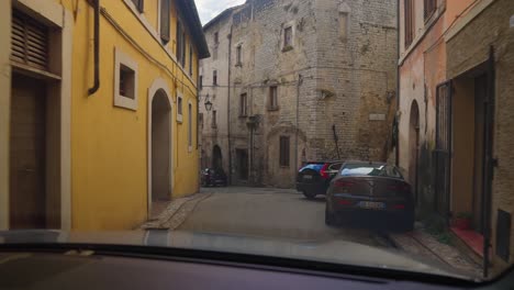 Driving-On-The-Narrow-Streets-In-The-Old-Town-Of-Spoleto-In-Umbria,-Italy
