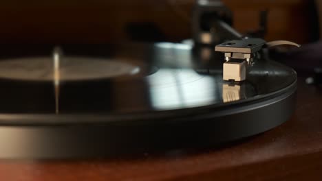 Detail-of-a-turntable-needle-with-platter-spinning,-slow-motion-4K