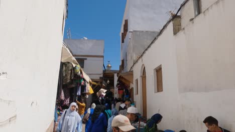 La-Medina-De-Rabat:-Marroquíes-Animados-En-Un-Callejón-Con-Encanto,-Tiendas-Locales