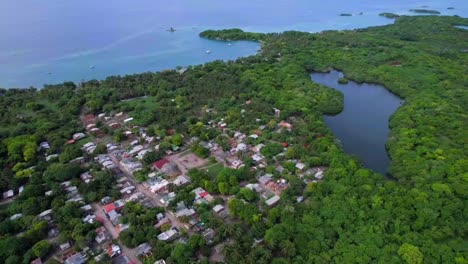Elendsvierteldorf-Auf-Der-Tropischen-Insel-Isla-Grande,-Kolumbien