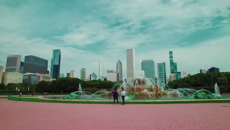 Luftdrohne-Orbitalaufnahme-Des-Fountain-Parks-In-Der-Innenstadt-Von-Chicago-Mit-Skyline-Hintergrund,-Der-Urbane-Und-Natürliche-Schönheit-Vereint