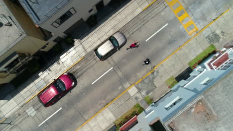 Luftaufnahme-über-Männern,-Die-Durch-Die-Straßen-Von-Lima-Skaten