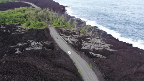 Straße-Durch-Erkaltete-Lava,-Entlang-Der-Autos-An-Der-Küste-Hawaiis-Fahren