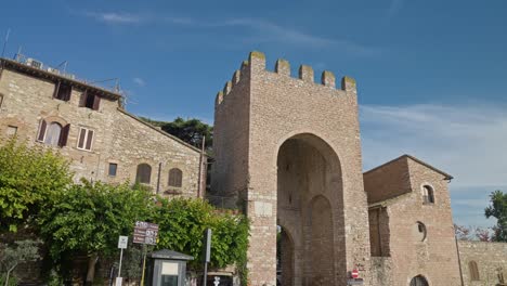 Das-Gewölbte-Eingangstor-Des-Heiligen-Petrus-In-Assisi,-Umbrien,-Italien