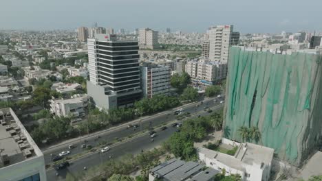 Luftaufnahme-Von-Shahrah-E-Faisal-Mit-Dem-Stadtbild-Im-Hintergrund-Karachi,-Pakistan---Verkehr-Auf-Der-Autobahn