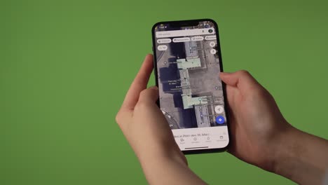 woman-looking-at-the-Brandenburg-Gate-on-map-on-phone-in-front-of-greenscreen