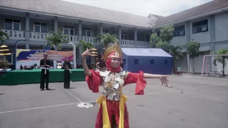 Los-Estudiantes-Bailan-La-Danza-Cirebon-Y-Actúan-En-Una-Actuación-Artística-En-Una-Escuela-En-Java-Occidental,-Indonesia