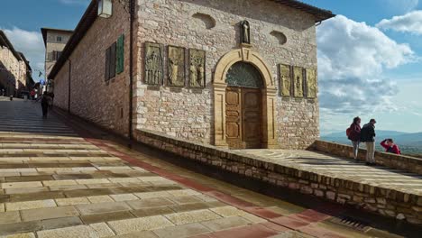 Ancient-Architecture-In-The-Piazza-Inferiore-di-San-Francesco-In-Assisi,-Umbria-Italy