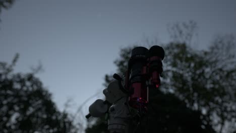 Telescope-Photographing-The-Night-Sky,-Tracking-Stars-On-Equatorial-Mount