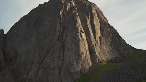 Felsiger-Segla-Berggipfel-In-Norwegen---Nach-Unten-Neigen