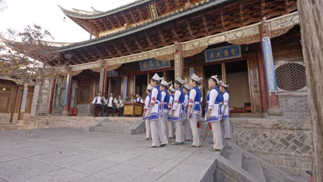 Gruppe-Ethnischer-Minderheiten,-Die-In-Yunnan,-China,-Traditionellen-Tanz-Aufführt