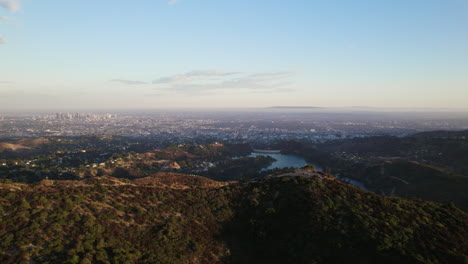 Eine-Weite-Luftaufnahme-Von-Los-Angeles-Zur-Goldenen-Stunde-Mit-Hollywood,-Dtla-Und-Weisheitsbaum