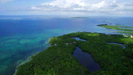 Biodiverse-Tropische-Insel-Mit-Mangroven-Und-Korallenriffen-In-Der-Kolumbianischen-Karibik