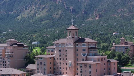 Architecture-of-Broadmoor-resort-built-in-high-mountains