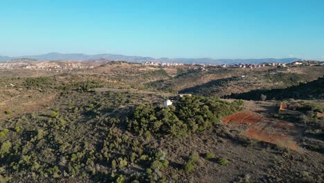 Imágenes-De-Drones-De-Un-Hermoso-Panorama-Natural-Y-Antiguas-Ruinas-Entre-Los-árboles-Y-Los-Campos