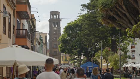 Tourists-walking-along-the-streets-toward-Iglesia-De-La-Concepcion-church-in-San-Cristobal-de-La-Laguna-city-on-Tenerife-Spain,-static-wide-angle