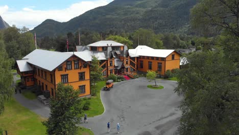Hotel-De-Cuento-De-Hadas-Con-Fondo-De-Naturaleza-Montañosa-En-Dalen,-Telemark,-Noruega