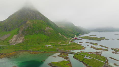 Hermosa-Y-Espectacular-La-Montaña-Volandstind-Con-Forma-De-Sombrero-De-Mago-En-Lofoten,-Noruega