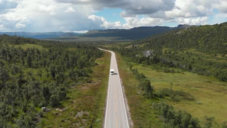 Vehículo-Circulando-Por-La-Carretera-Setesdal-Durante-El-Verano-En-El-Condado-De-Agder,-Noruega
