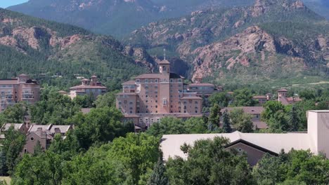 The-Broadmoor,-tourist-destination-resort-in-Colorado-Springs