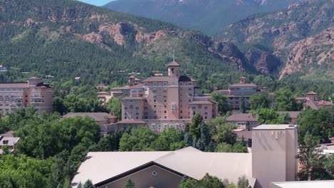 Aerial-opening-of-five-star-hotel-building,-sunny-day-at-Colorado-Springs,-United-States