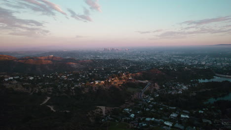 Eine-Filmische-Aufnahme-Von-Los-Angeles-über-Den-Hollywood-Hills-Zur-Goldenen-Stunde
