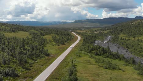 Vehículos-Circulando-Por-La-Carretera-Nacional-Noruega-9-En-El-Campo-De-Telemark,-Noruega