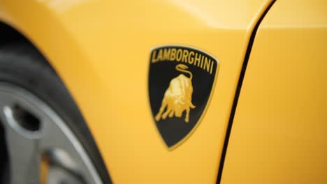 Gelber-Lamborghini,-Seitenaufkleber,-Bullenlogo