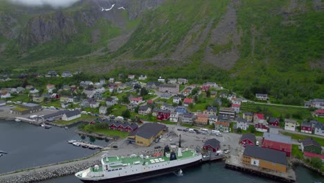 Norwegische-Fähren-Steigen-Im-Sommer-Im-Hafen-Von-Gryllefjord-Auf-Senja-In-Autos-Ein
