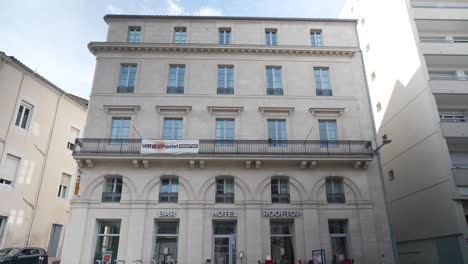 Nîmes-youth-hostel,-gray-building-with-a-hotel,-bar-and-rooftop