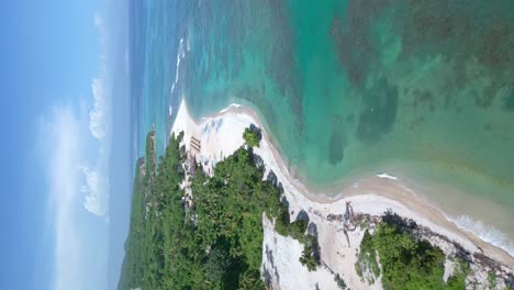 Paraíso-De-Vacaciones-Tropicales-En-El-Caribe,-Playa-De-Arena-Y-Océano-Turquesa